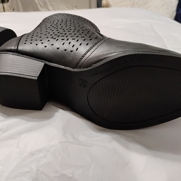 Elegant Black Ankle Boots - Picture 4 of 4